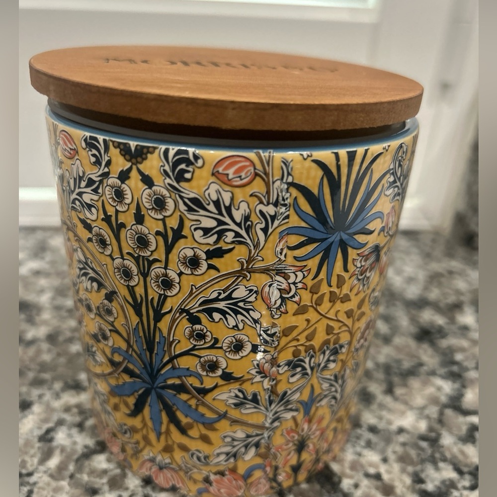 Morris and Co 15oz Amber Scented Candle Gorgeous Ceramic Reusable Jar wooden Lid